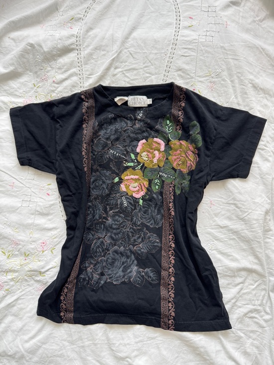 Tops - Black Short-Sleeve Graphic print Tee with Floral Beading